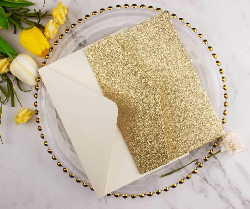 Lucky Star 25 مجموعة 5"x7.28" دعوات زفاف مثلث مطوية من قماش ذهبي فاتح لامع مع نقوش محفورة بالليزر مع جيوب وأظرف وبطاقات RSVP - Image 3